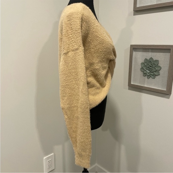 Abercrombie & Fitch Reversible Twist Kitten Sweater NWT! - Picture 6 of 10